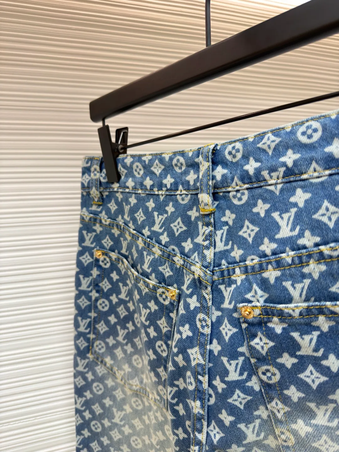 LOUIS VUITTON full-print flare jeans ●Original version: Purchased and developed for 19100 ●Item number: 1681925-B45 ●Fabric: denim fabric ●Technology: washed production ●Version: fitted version ●Weight: about 625 grams ●Size: 28-30-32-34-36 ●Description: Customized blue shadow encrypted cotton classic pattern denim, as moist as cotton, comfortable and skin-friendly, indigo elegance With a retro charm and modern fashion sense, the iconic Monogram pattern is laid out on it. Every part tells the glorious history and fashion heritage of Louis Vuitton, and its leisurely flared silhouette is the soul of these pants. It exudes a sense of high-end from the inside out. It is a stunning piece in the fashion feast. The overall wiring is straight and delicate, the fabric is comfortable and soft, and the color is consistent without color difference. It can be matched with the same style to create a fashionable look and control various occasions. Customized accessories, complete with three standards, same style for men and women!